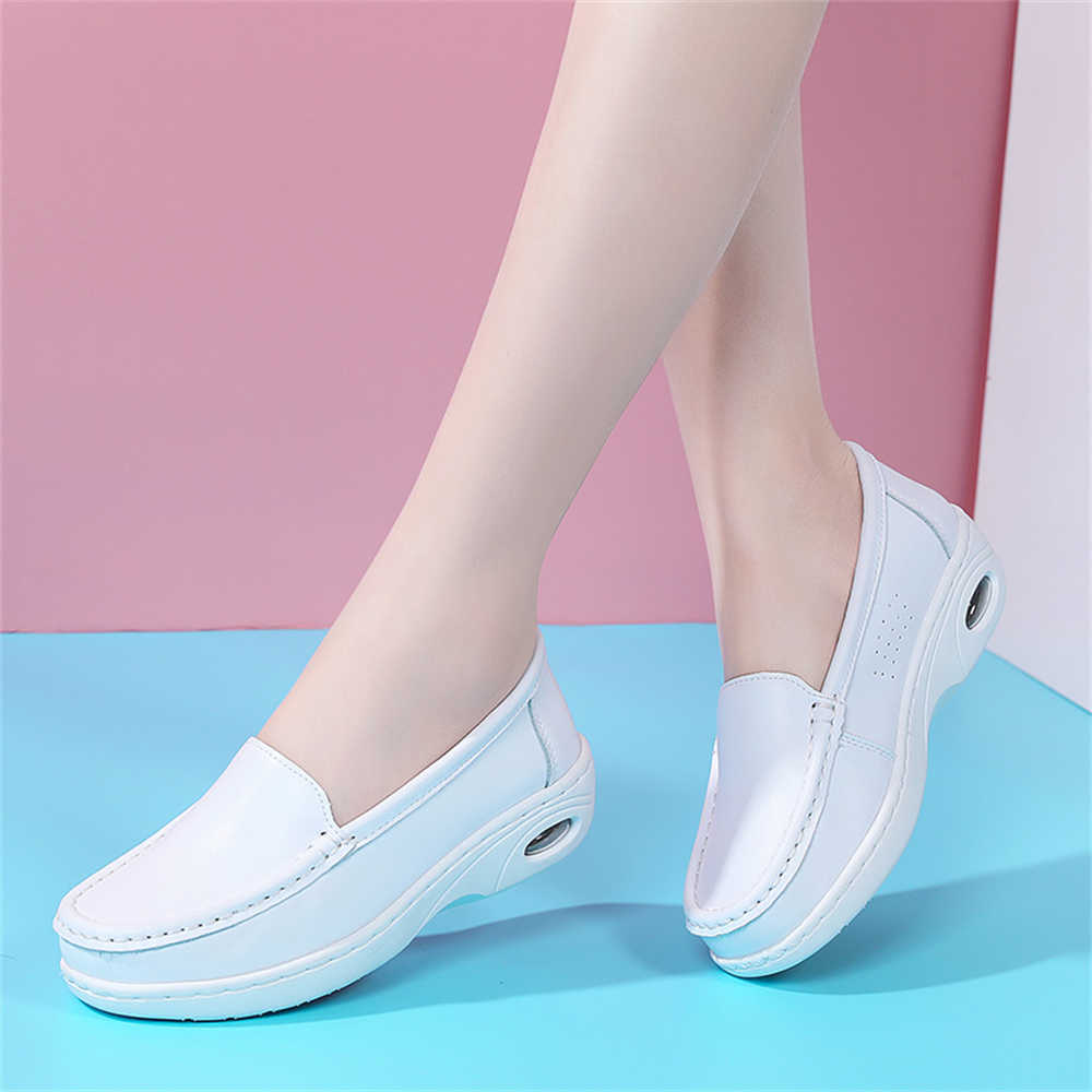 Women Shoes Types - Scarpe con tacco grosso con suola